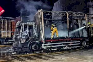 Un incendio de madrugada calcina dos camiones y un remolque en una fábrica de pallets de Ibi