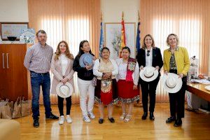 Una delegación de Ecuador presenta en l’Alfàs el proyecto ‘Ser dona al Sud’ del Fons Valencià per la Solidaritat
