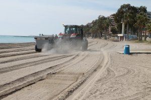 Benicàssim ultima la preparació de les platges per a Pasqua amb apilament d'arena pendents dels permisos de Costes