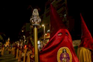 Las calles de Torrent se llenan para disfrutar de los traslados y procesiones del Martes Santo