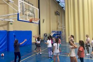 Hasta 150 niños y niñas participan en los talleres deportivos de Semana Santa, que finalizan el lunes de Sant Vicent