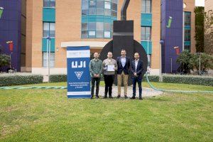 El Aula Zschimmer & Schwarz de Química Sostenible y Circular entrega una beca para estudios de máster en la Universitat Jaume I