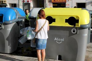 L'Ajuntament d'Alcoi i Ecoembes reparteixen 112 papereres per a reciclar durant les festes de Moros i Cristians
