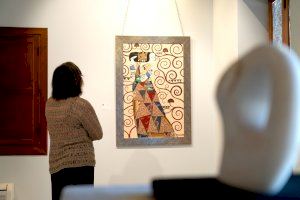 La exposición La mujer en el arte, musa y artista de Engracia Arias toma forma en Benetússer