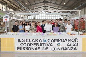 La Cooperativa "Persones de confiança" del Instituto Clara Campoamor vende un año más sus productos en el Mercado Municipal de Alaquàs