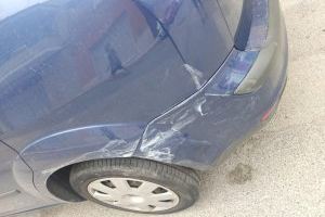 Un conductor borratxo provoca un accident a Sueca i destrossa diversos cotxes ben aparcats