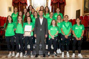 El alcalde y el concejal de Deportes felicitan al Elche Club de Fútbol Femenino por su ascenso a segunda RFEF