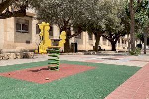 La concejalía de Parques y Jardines renueva el mobiliario de juego infantil de la calle 9 d’Octubre de la Vila Joiosa