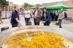 La paella gigante en honor a la patrona de los Desamparados y a beneficio de Cáritas congrega a más de 900 personas
