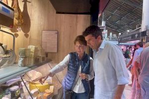Mazón va a comprar al mercado central de Alicante y pasa el día en familia