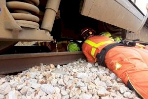 Els bombers rescaten a una dona atropellada per un tren a Sagunt