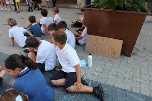 Els escolars visibilitzen un any més la campanya 'Estima Nules, no és un cendrer'