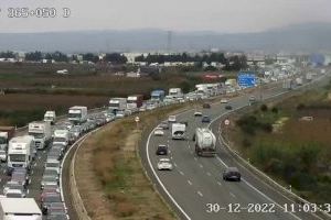 Atención al tráfico en la autopista AP-7 en un tramo de la provincia de Valencia por obras