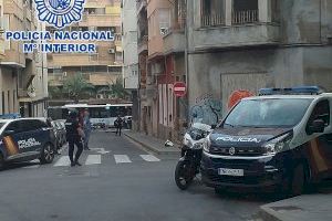 Un home atrinxerat en el seu habitatge a Alacant amenaça amb tallar-se el coll