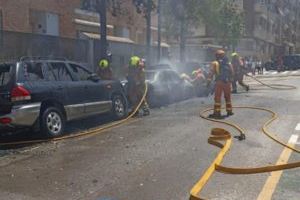 Tres vehículos arden mientras estaban estacionados en una calle de Torrent