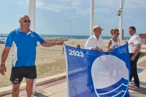 Las autoridades locales izan las banderas que certifican la calidad de las playas de El Campello