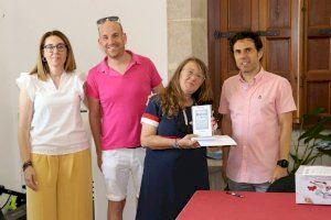 Mariló Fernández rep el primer premi del certamen de pintura “BalconejARTe”