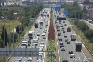 Diversos accidents col·lapsen les carreteres valencianes en l'Operació Eixida
