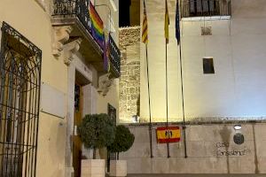 Albaida denunciará al hombre que quitó la bandera LGTBI del Ayuntamiento para poner la franquista