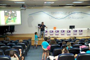 Alrededor de 300 niños y niñas de la Escuela de Verano disfrutan de la ciencia en el campus de la UA