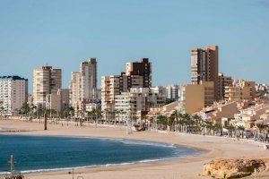 Bandera roja en El Campello: sus playas se quedan sin socorristas en plena temporada estival