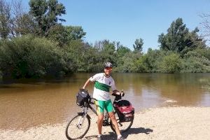 Creuant Espanya amb bici per demanar el retorn de la Dama d'Elx