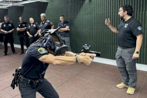 El nuevo módulo de “realidad virtual” para la práctica del tiro se presenta en la Policía Local de La Nucía