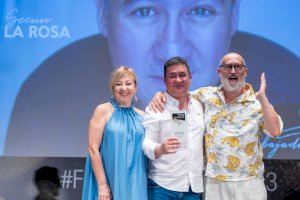 Secun de la Rosa, embajador del Festival de Cine de l’Alfàs, recibe el premio de manos de Carmen Machi y Javier Cámara