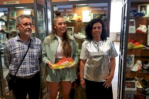 La jugadora internacional Paula Arcos dona al Museo del Calzado las zapatillas con las que disputó el Mundial de Balonmano Femenino 2021