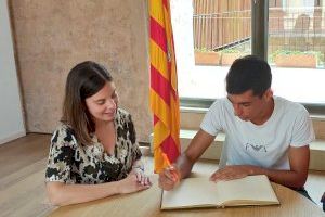El betxinenc Iker Moreno, Campió d'Espanya SUB-18 en Decatló, rep la insígnia d’honor de l’Ajuntament per part de Nebot