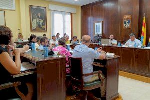 El pleno del Ayuntamiento de Villajoyosa aprueba una modificación presupuestaria que incluye la ampliación de los servicios de limpieza