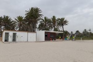 La Concejalía de Costa pone en funcionamiento el servicio de aseos en las playas del municipio