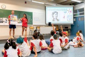 Cerca de 700 niños y niñas de la Escola d’Estiu de la UPV descubren a grandes científicas con la actividad “Pintant Dones de ciència”