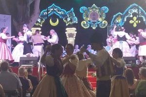 La plaza mayor de Aspe se llena de bailes y folclore en el XXII certamen folclórico nacional valle de las uvas