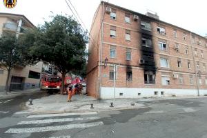 Un grave incendio en una vivienda de Xàtiva deja cinco asistidos, uno de ellos un bombero
