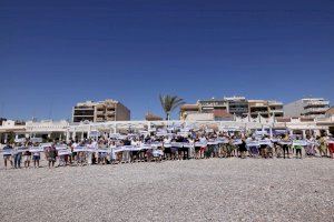 Cientos de personas se unen a la cadena humana en defensa de las playas en Moncofa