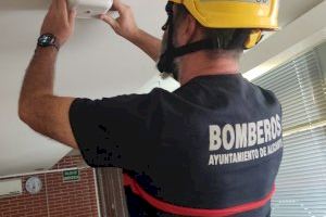 Los Bomberos instalan 300 detectores de humo donados por Mapfre en viviendas de personas mayores y vulnerables de Alicante