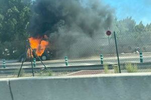 Arde un coche en la entrada de Valencia: el humo cruza la A-3 y dificulta la circulación