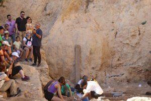 La excursión a El Salt y sus excavaciones arqueológicas registra muy buena afluencia