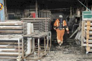 Máxima movilización para actuar en el  incendio de una fábrica de Albal con productos tóxicos