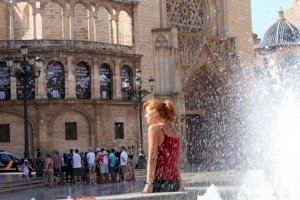 València es prepara davant el dia més calorós de l'any: fonts d'aigua refrigerada i obertura del Centre d'Emergències