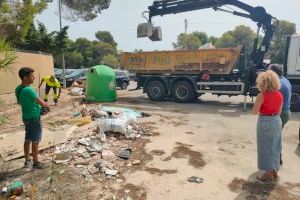 El Ayuntamiento de Orihuela retira históricas escombreras en la vía pública de la costa