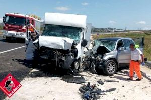 Cinc ferits, un d'ells greu, després d'un aparatós accident entre un cotxe i una caravana a Benissa