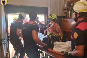 Los bomberos rescatan por el balcón de su casa a una persona indispuesta en Alboraya