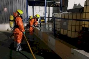 Els bombers controlen una fugida d'àcid en una nau de Paterna