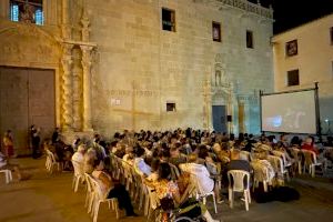 Más de 200 personas disfrutan del cine al aire libre en la Plaza de la Santa Faz