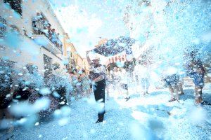 16 Alfàbegues y 12 toneladas de confeti toman las calles de Bétera