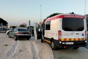Un cotxe s'enfila a una rotonda a Sant Joan d'Alacant