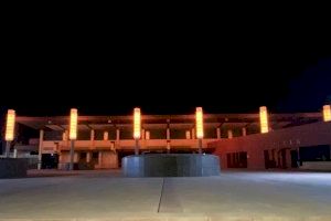 La plaza Saint Christol Les Alez se ilumina esta noche de color naranja por el Día Internacional del Síndrome de DYRK1A
