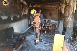 Dos heridos al arder un cuarto piso en Alaquàs